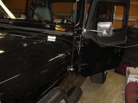 1989 Ford Bronco - Veiw of the antenna with the hood closed