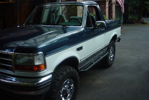 1993 Ford Bronco - This two-tone Ford Bronco features aftermarket running boards and large tires.