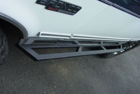 1993 Ford Bronco - Aftermarket side step sliders are installed on a white 1993 Ford Bronco XLT.