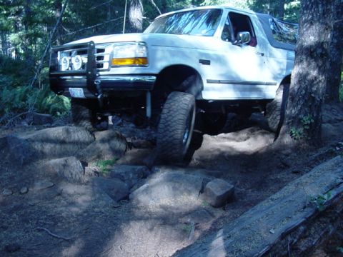 1989 Ford Bronco - Three wheelin over the rock