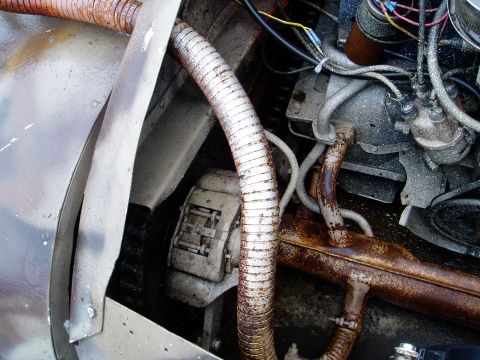 2000 Ford E350 - Engine bay details show various hoses and components, some showing signs of rust.