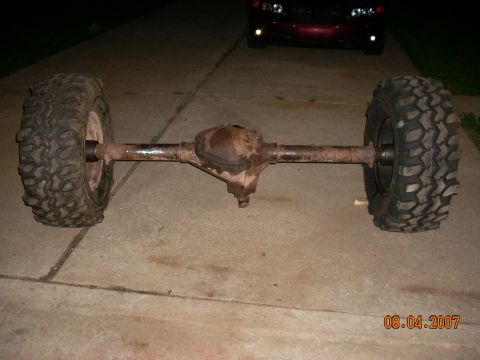 2000 Chevrolet Tahoe - Rear axle assembly with tires, dated 08.04.2007.