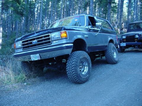 1989 Ford Bronco - Stopped to get some wood, almost had a problem. My truck is teetering right now