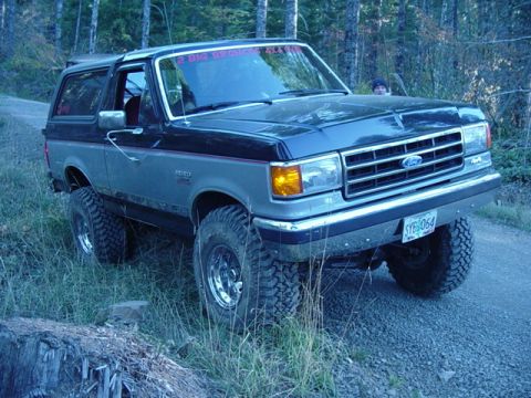 1989 Ford Bronco - The back tire is touching a ditch that is about 4 feet deep