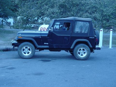 1989 Ford Bronco - At the 76 waiting for air
