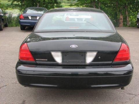 2000 Ford Crown Victoria - It is a 1999 P71, but we switched the rear fascia to one from a 2001 P71. The difference is the all red tail lights and no chrome trim.
