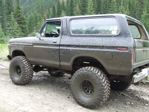 1990 Ford Bronco - This heavily modified Ford Bronco appears to be from the late 1970s, not the 1990 model claimed.