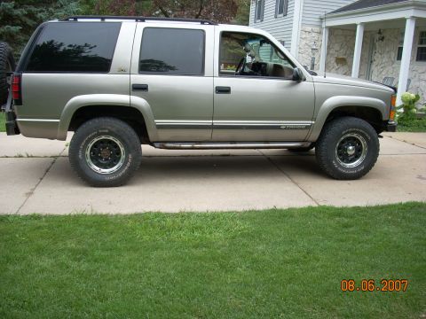 2000 Chevrolet Tahoe - Side view of a 2000 Chevrolet Tahoe SUV.