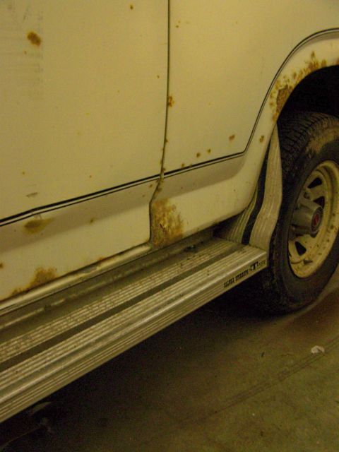 1986 Ford Bronco - Rust below door and on bottom of door sill.