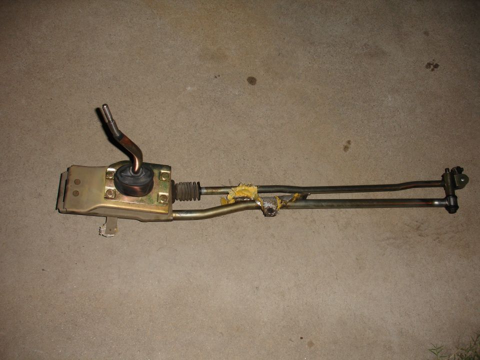 Manual transmission shift linkage with shift lever and connecting rods