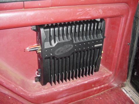 1989 Ford Bronco - Here is the new amp, definately has nice power. I had it mounted in the rear this time instead of in the console