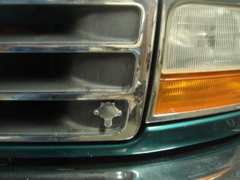 1996 Ford Bronco - Close-up of a 1996 Ford Bronco's front grille, showing a trailer connector.