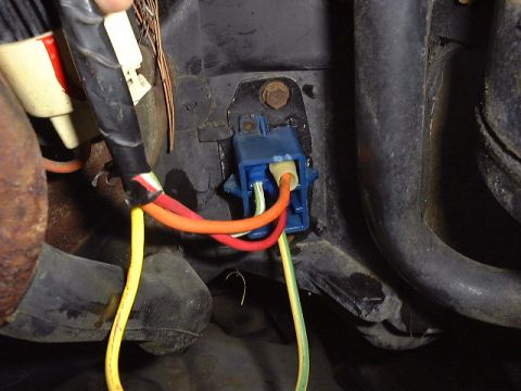 1987 Ford Bronco - The plug was toasted so I cut it off and used push on quick connects. Plugged it all in and tested . Now I have all my fan speeds!