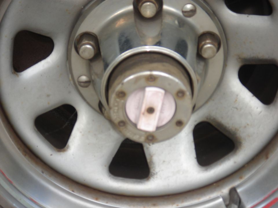 Manual locking hub centered in a steel wheel