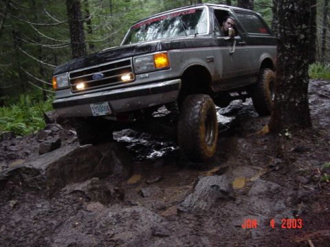 1989 Ford Bronco - Trying to get over the rock