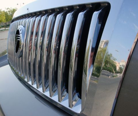 2007 Mercury Grand Marquis - Front grille of a 2007 Mercury Grand Marquis, showing its distinctive chrome vertical bars.