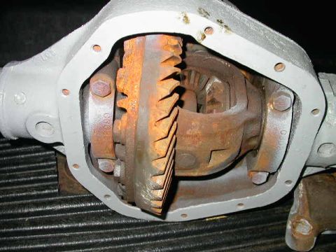 1990 Ford Bronco - rusty carrier, broken tooth on ring gear, and the carrier bearing caps aren't even tightened down.