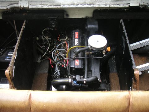 1979 Four Winns 170 Horizon - Engine compartment of a boat, a "140" badge on the engine block.