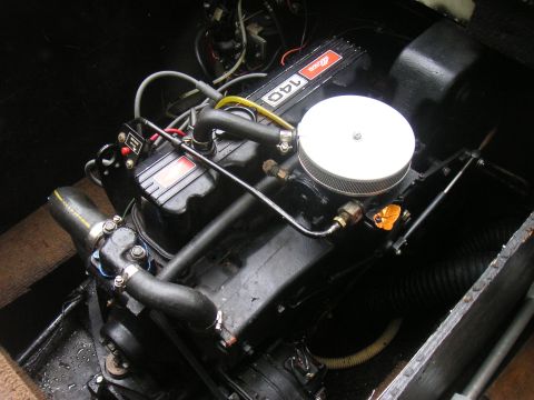 1979 Four Winns 170 Horizon - Engine compartment of a boat, a "140" badge on the valve cover.