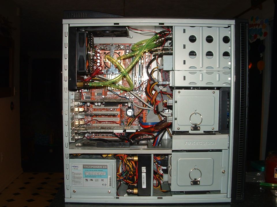 antec p180 computer case
thermaltek bigwater se kit

I have a second unit mounted in the lower bay for when I get my new vid card this week.. then seperate water cooled for that!!!!!