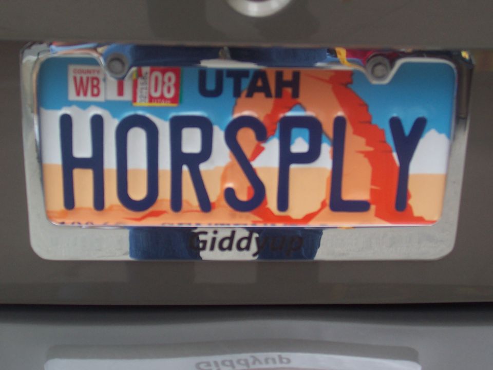 License plate with text HORSPLY and image of Utah landscape