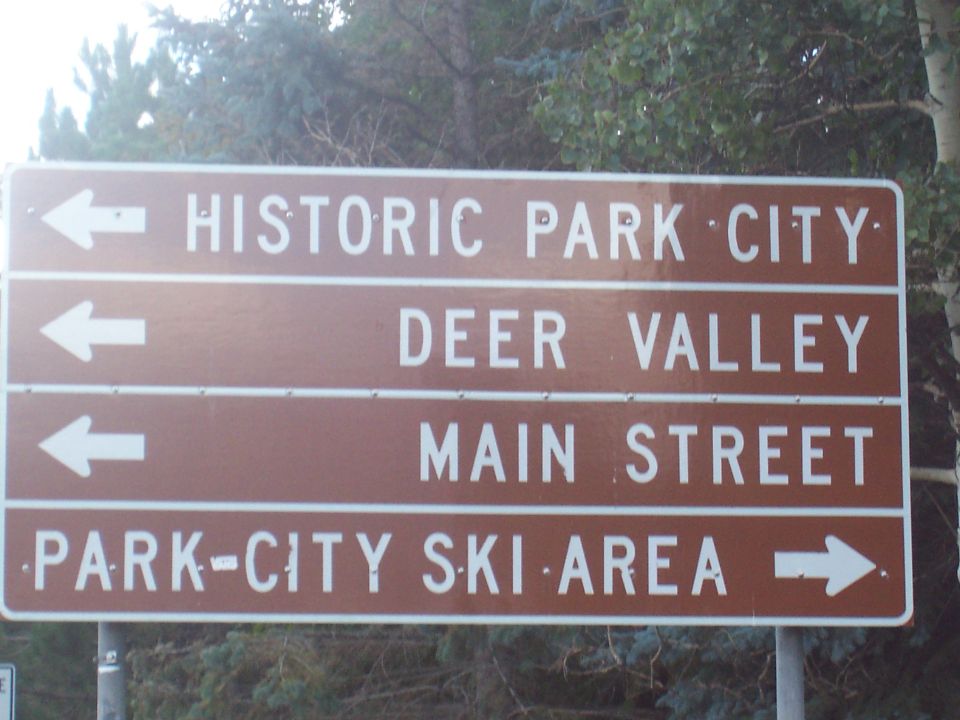 Brown directional sign with white text for Historic Park City, Deer Valley, Main Street, and Park-City Ski Area