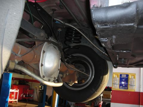 1992 Ford Crown Victoria - Undercarriage view of a 1992 Ford Crown Victoria's rear axle and suspension system.