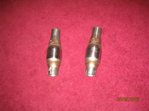 2007 Ford Mustang - Two catalytic converters are shown against a red background, with a date stamp of 08/25/2007.