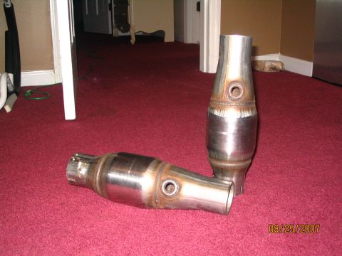 2007 Ford Mustang - Two catalytic converters are shown on a red carpet, with a date stamp of 08/25/2007 in the corner.