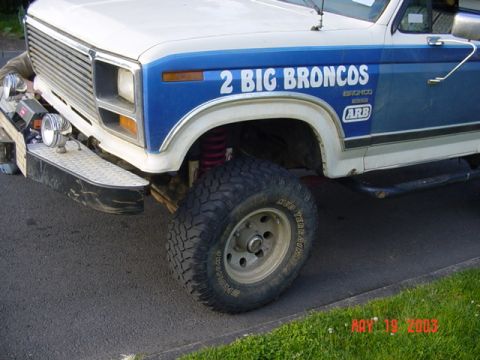 1989 Ford Bronco - Lots of room for tires now