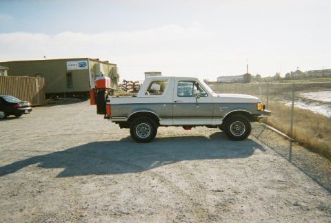 1991 Ford Bronco - Side view of a 1991 Ford Bronco, equipped with a rear spare tire carrier and cooler.
