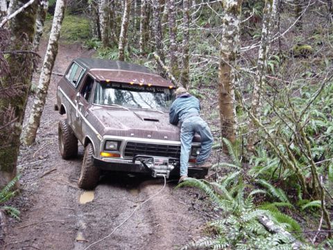 1989 Ford Bronco - Hooking up the winch (Frank)