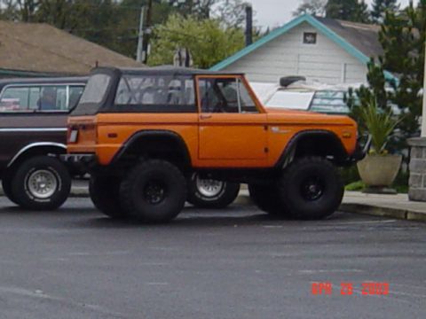 1989 Ford Bronco - Nice early bronco. Pic dosent show it well, but the radius arms go all the way back to the end of the doors