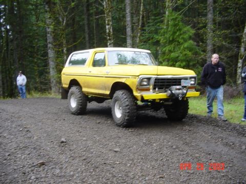 1989 Ford Bronco - Steve cut a rear tire so he had to go change it