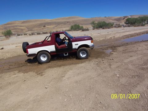 1991 Ford Bronco - This two-tone Ford Bronco appears to be a 1992 model, not a 1991 as claimed.
