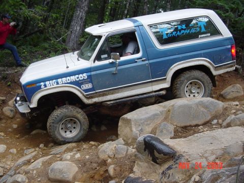 1989 Ford Bronco - Climbing with the back tire