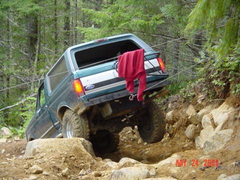1989 Ford Bronco - Winch cable is hooked up from below