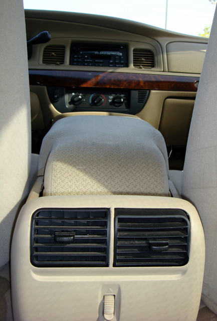 2007 Mercury Grand Marquis - Interior view of a 2007 Mercury Grand Marquis, highlighting the rear air conditioning vents and dashboard details.