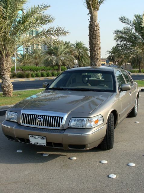 2007 Mercury Grand Marquis - Front view of a 2007 Mercury Grand Marquis parked outdoors.