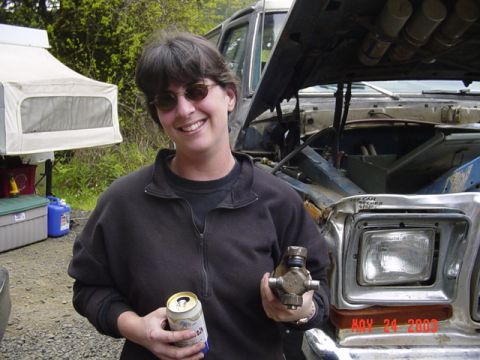 1989 Ford Bronco - Laura shows off her messed up driveshaft