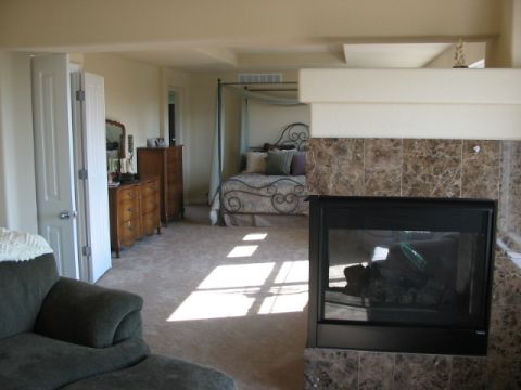 1995 Ford Bronco - master bedroom retreat looking toward master bedroom bath