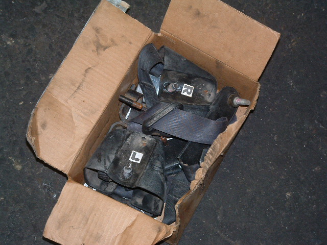 Box of seat belts with L and R labels