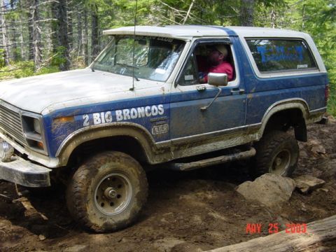 1989 Ford Bronco - Around the tree and over the rock