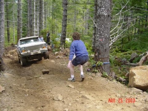 1989 Ford Bronco - Pulling cable to get off the rock