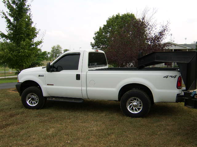 White 2003 Ford F-250 side view with gooseneck hitch