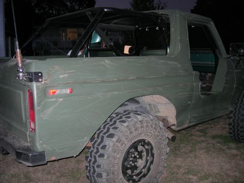 1978 Ford Bronco - This 1978 Ford Bronco shows significant body damage and has been fitted with a roll cage.