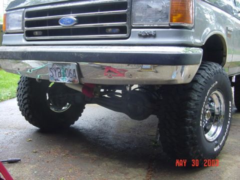 1989 Ford Bronco - Front axle all cleaned up and checked out....see the clearance between the wheel and the brakes....