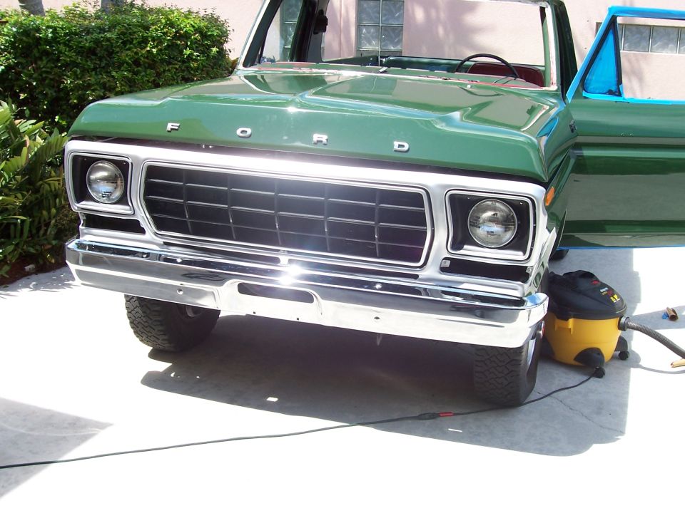 1978 Ford Bronco front grille and headlights, green paint, open driver's door