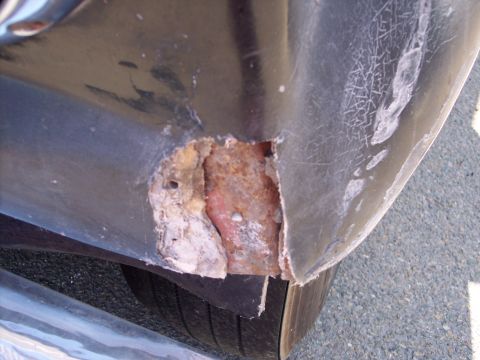 1981 Kenworth W900A - ouch. chunk of fiberglass missing from the drivers side fender. Not properly repaired the last time.