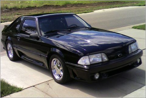 1989 Ford Mustang - This black 1989 Ford Mustang coupe features chrome wheels and a sporty design.